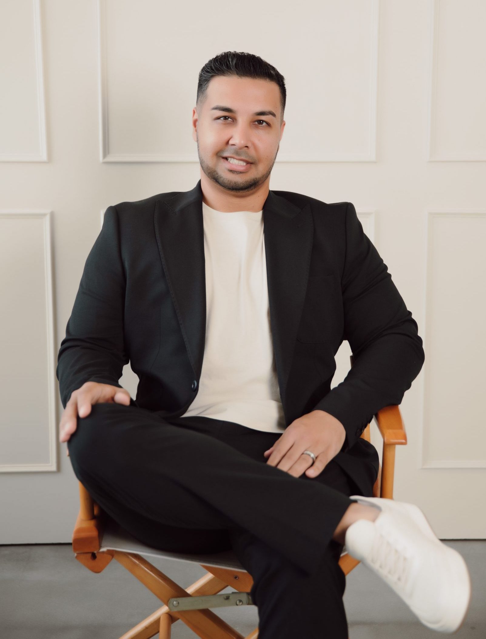 A member of the Eli Buys Homes team